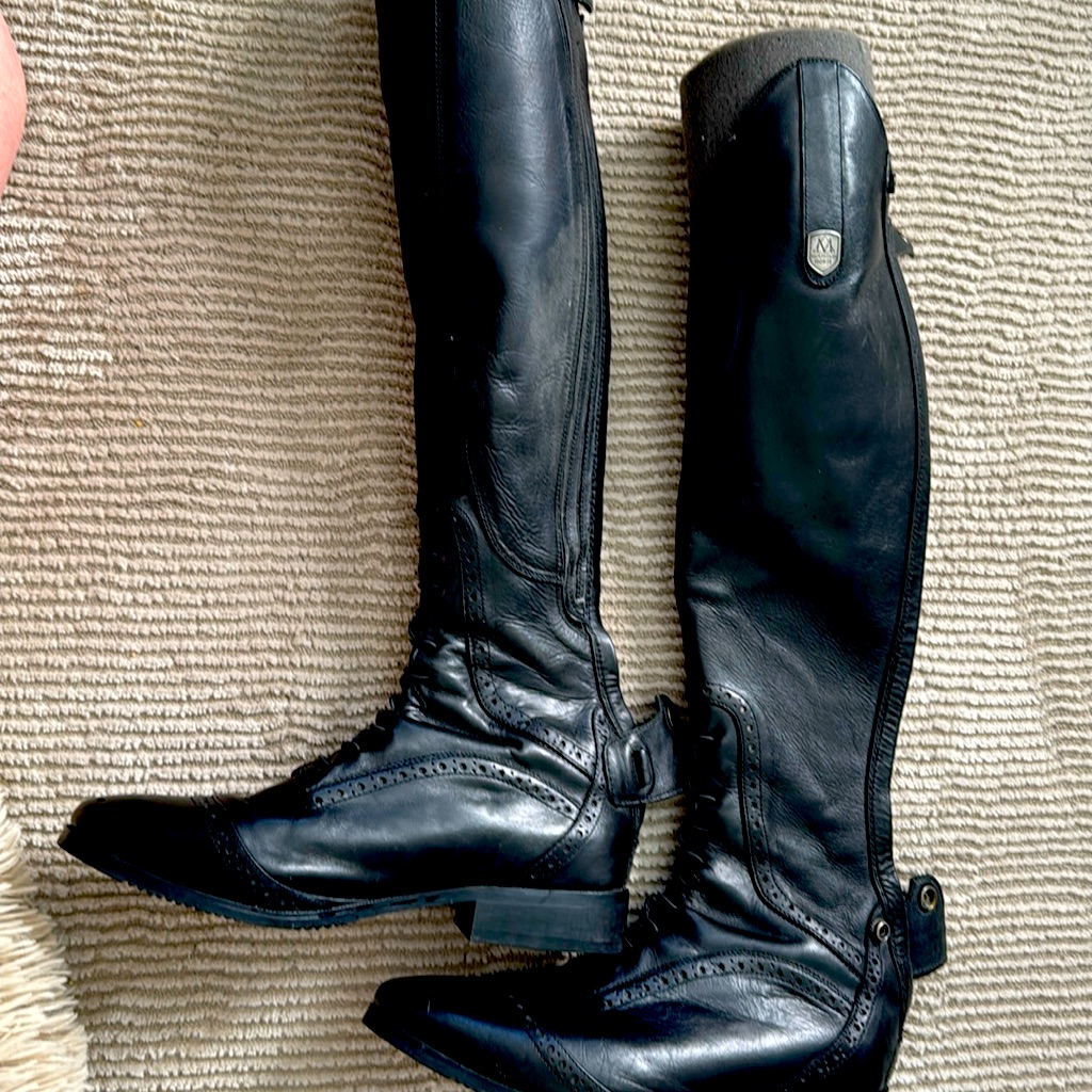 Equestrian English Field Boot Size 8 Xslim Regular. Worn Once. Leather.